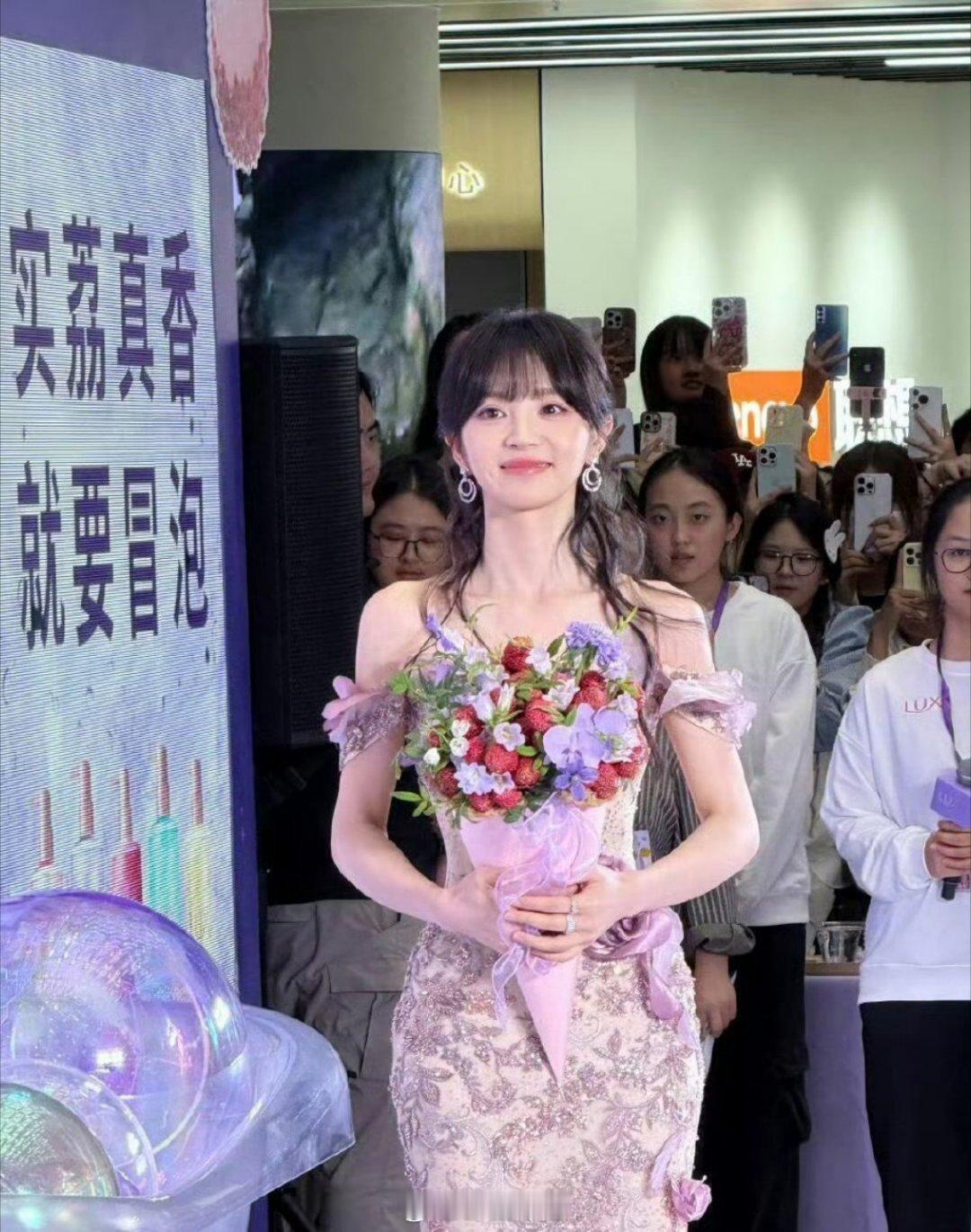 田曦薇今日线下活动，这个田曦薇有一些过于美丽了 ​​​