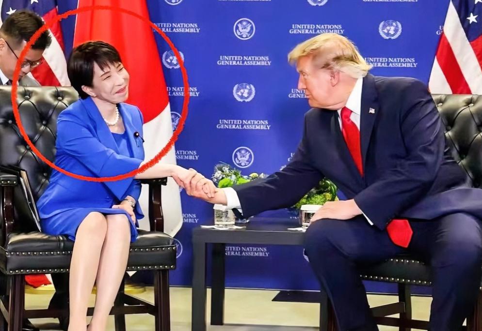 日本首相高市早苗在纽约联合国大会期间的两场会面，被镜头捕捉到了完全不同的两张脸！