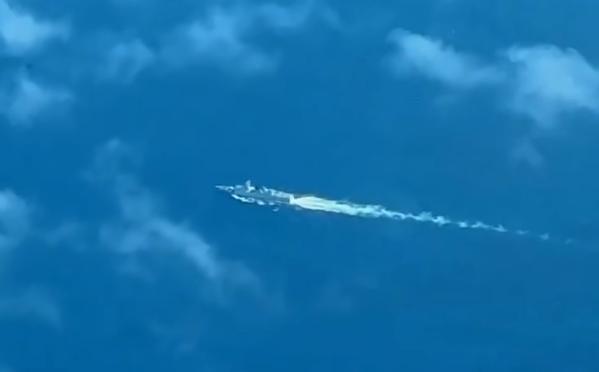 美舰压阵也没用！12月1号，菲律宾公务机强闯黄岩岛空域，遭中方舰机强力驱离，现场