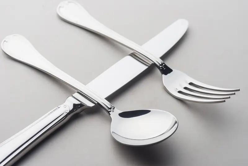 304不锈钢成为常见的大众消费品用材，主要与其优异的性能、广泛的适用性、良好的加