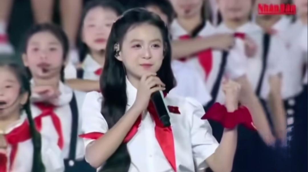 各有千秋吧！这位越南的少先队员，真不比这两天爆红的秦主任长得差。

这个越南小姑