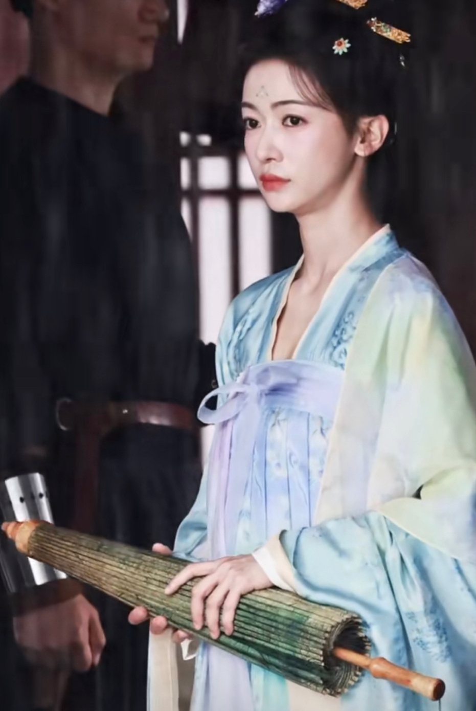 吴谨言《江山为聘》孟廷辉雨中拿伞路透，好有感觉啊！ ​​​