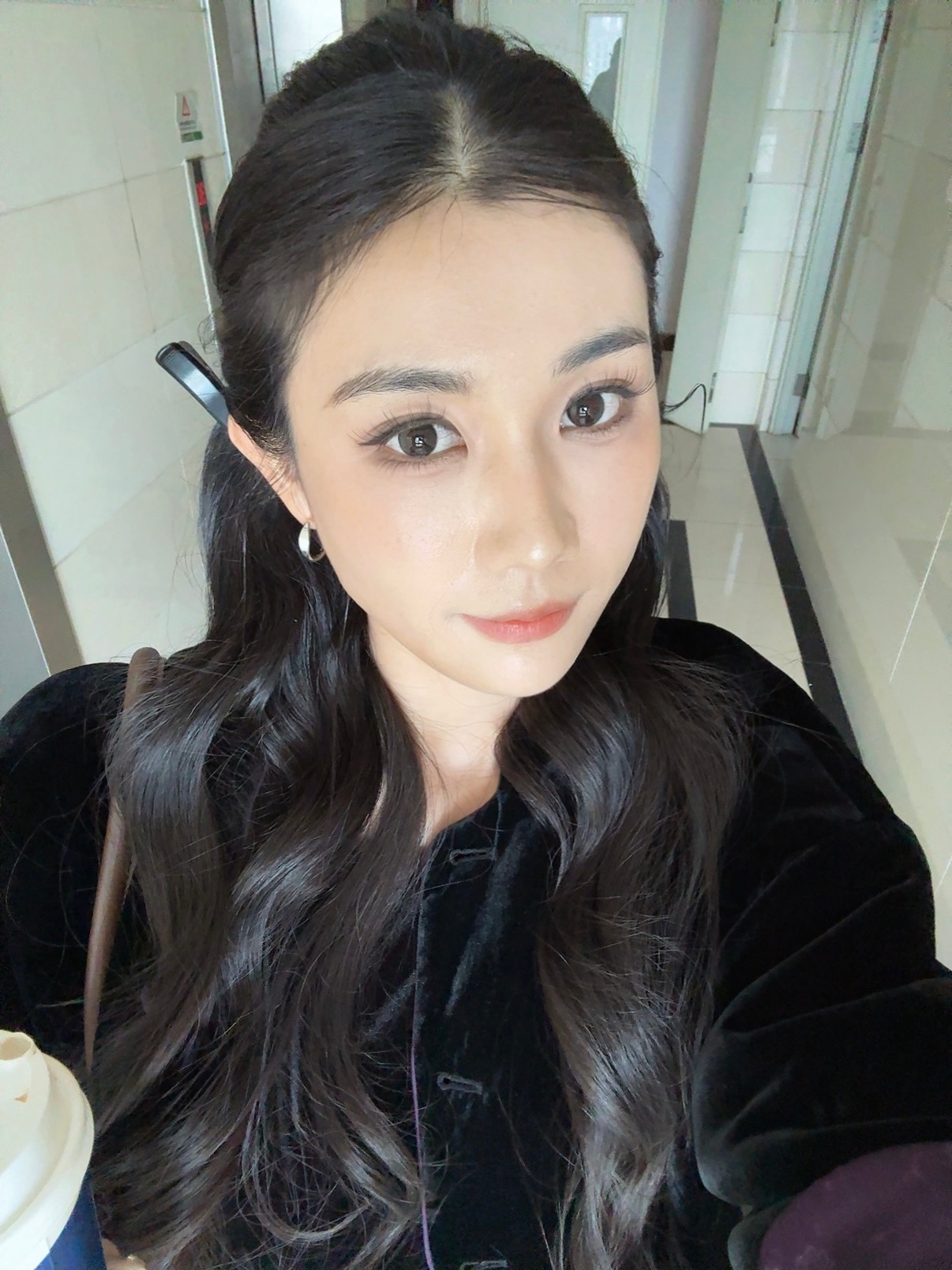 今日份Look还是早上那个妆，梳了个头发，拍摄去喽！ootd卷妹的日常