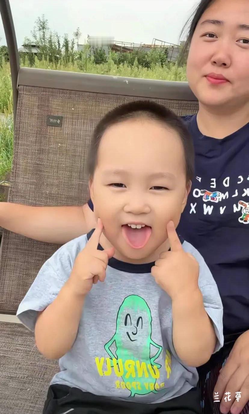 看看小网红米乐的照片，哪一张是真实拍摄的？
有心的朋友细瞧瞧，图一是他的大舌头，