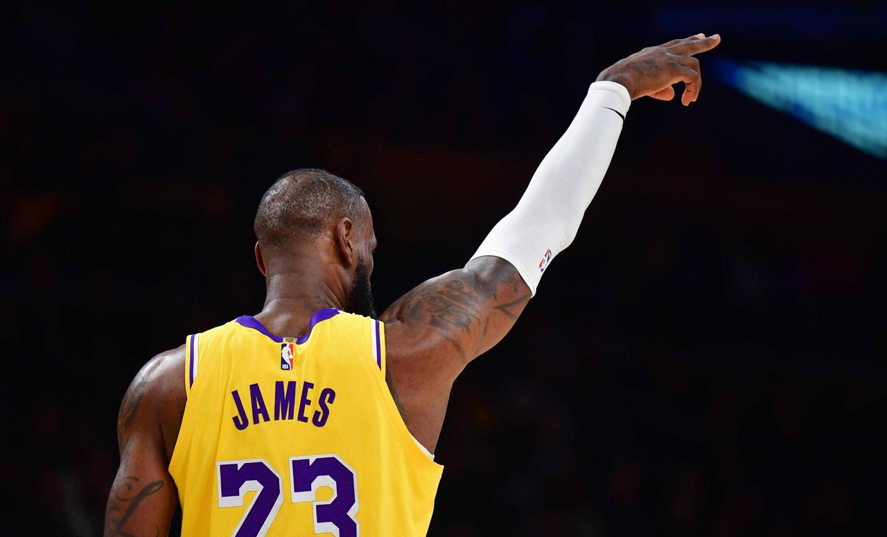 真的越看越心梗！

按理说球员越老防守经验越足，跑位该更聪明才对，

可詹姆斯现