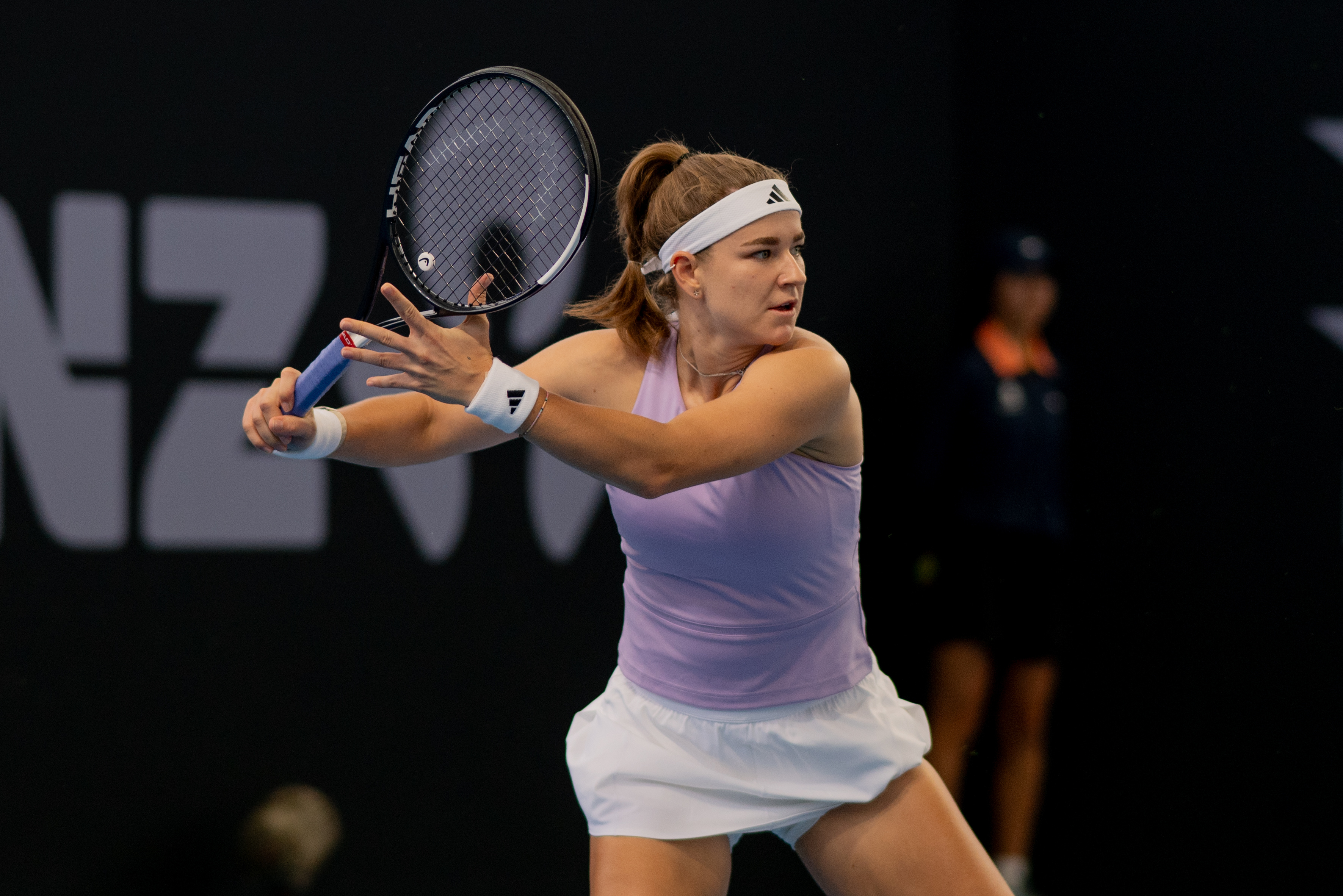 WTA500布里斯班站第二轮，11号种子穆霍娃以4-6 6-1 7-6(5)逆转