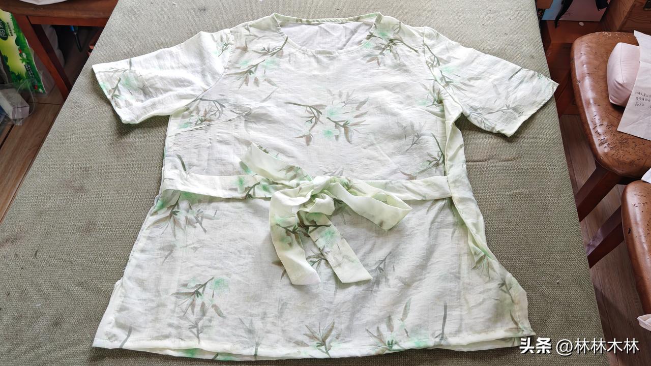 虽然是一件简单款的小衫，但从打版到制作却不是一件容易的事，也可以说会了不难，难了