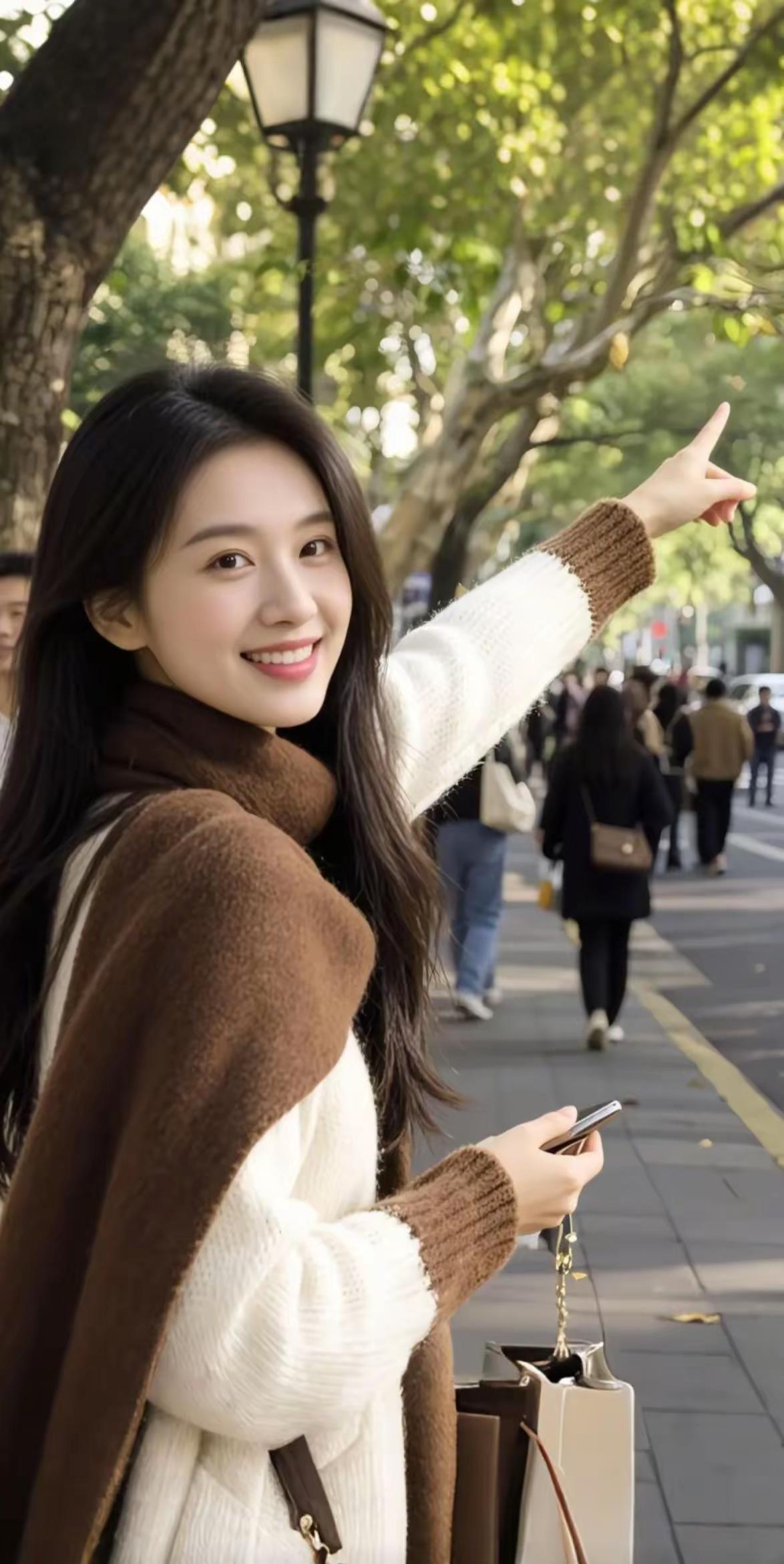 秋日漫步，阳光洒满街道，微笑着指向前方，享受美好时光。🍂🌞👩‍❤️‍👩