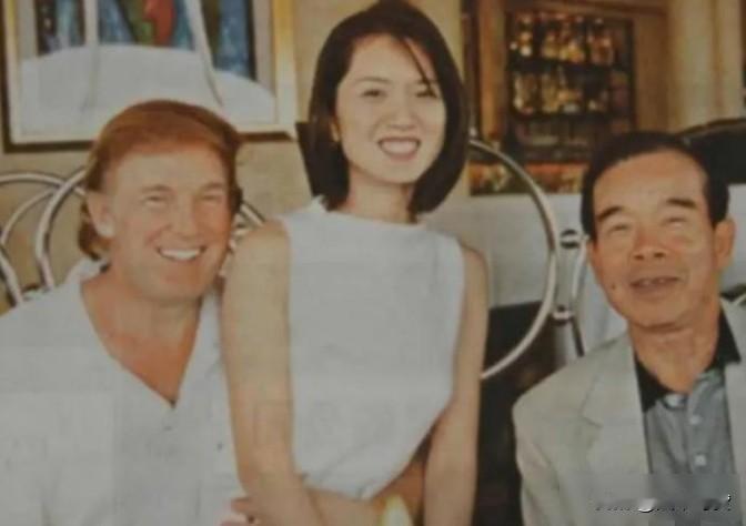 1995年，49岁的唐纳德·特朗普身处香港，他的怀里拥抱着一位年轻的中国女性，这