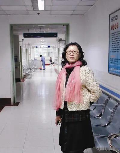 “走廊医生”坐在走廊800天，身穿白大褂却从不接诊，一坐就是800多天，同事见到