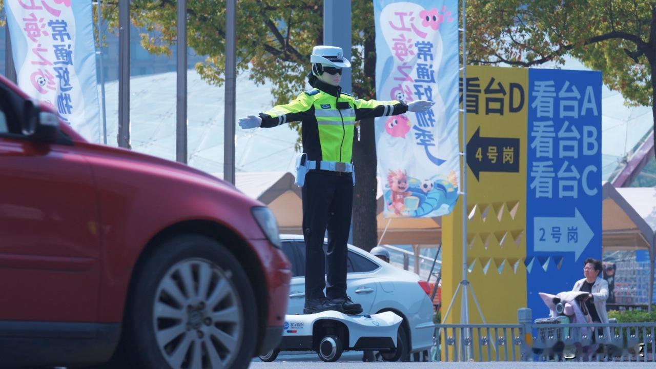 苏超开赛，两名机器人“交警”在常州奥体中心体育馆附近进行上岗执勤。不怕晒、不怕淋