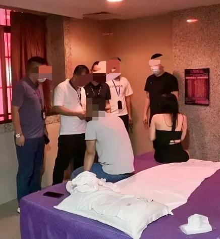 # 辽宁辽阳，男子酒后与朋友到洗浴中心按摩，商家规定是先付钱后服务，男子刚躺下不