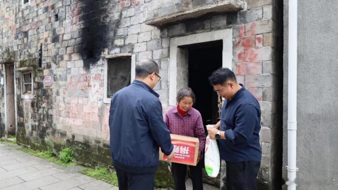爱心汇聚台州这场公益盛宴超暖心天台雷峰乡开展惠民捐赠，发放智能家电与补贴，走访困