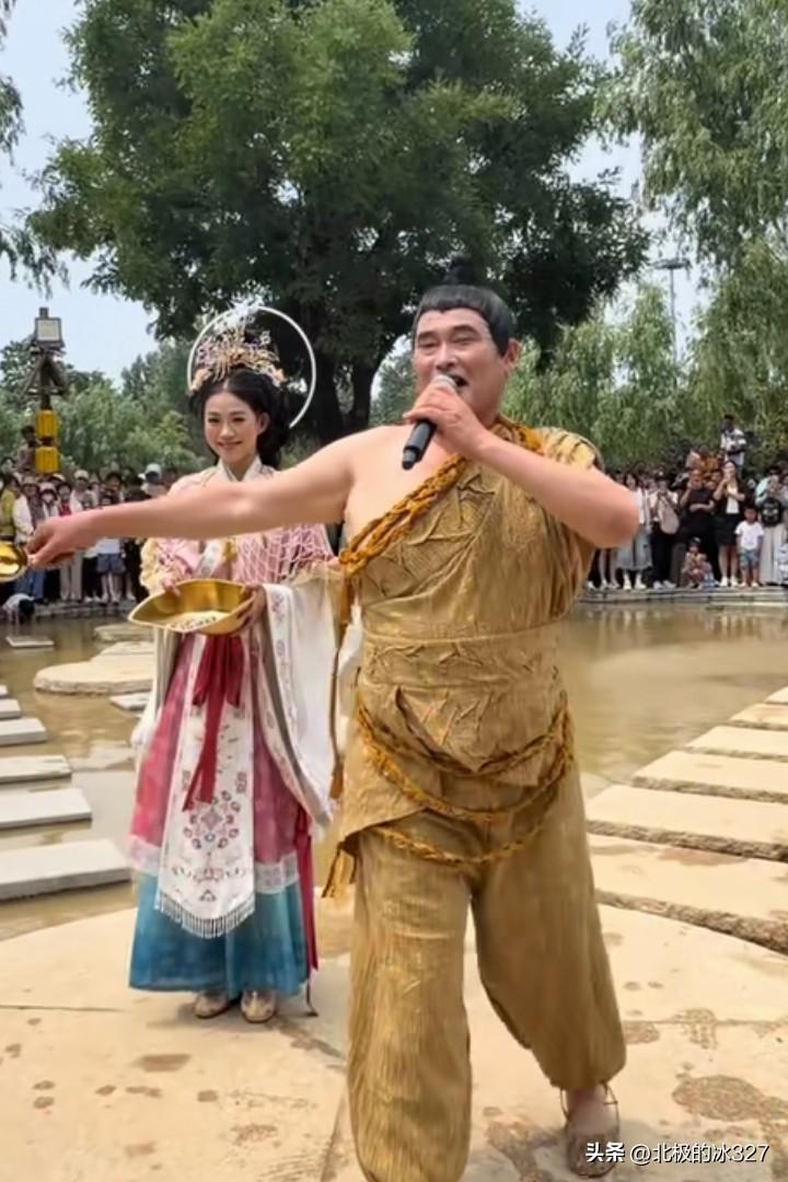 上次，朱之文装扮了一个南天门大将军，上上次，朱之文扮演了一个红军，上上上次朱之文
