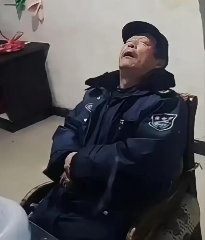 “毫无人性！连正常生理需求都不放过！”2022年，广东清远，60岁大爷做保安三年
