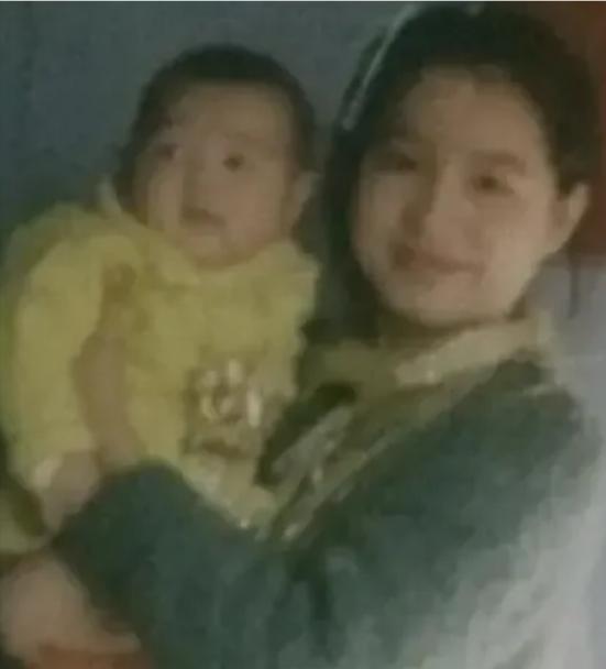 1976年，25岁女知青抱着4岁儿子返城，母亲怒骂：未婚先孕，不知羞耻！可得知孩