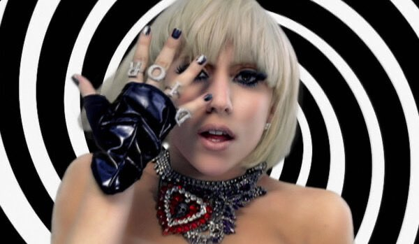 17年前的今天，Lady Gaga 发行了《Paparazzi》。 