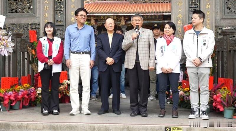 大年初三参拜龙山寺！柯文哲脱口“朝廷钦差要犯”  旁人急劝：说好话

柯文哲与黄
