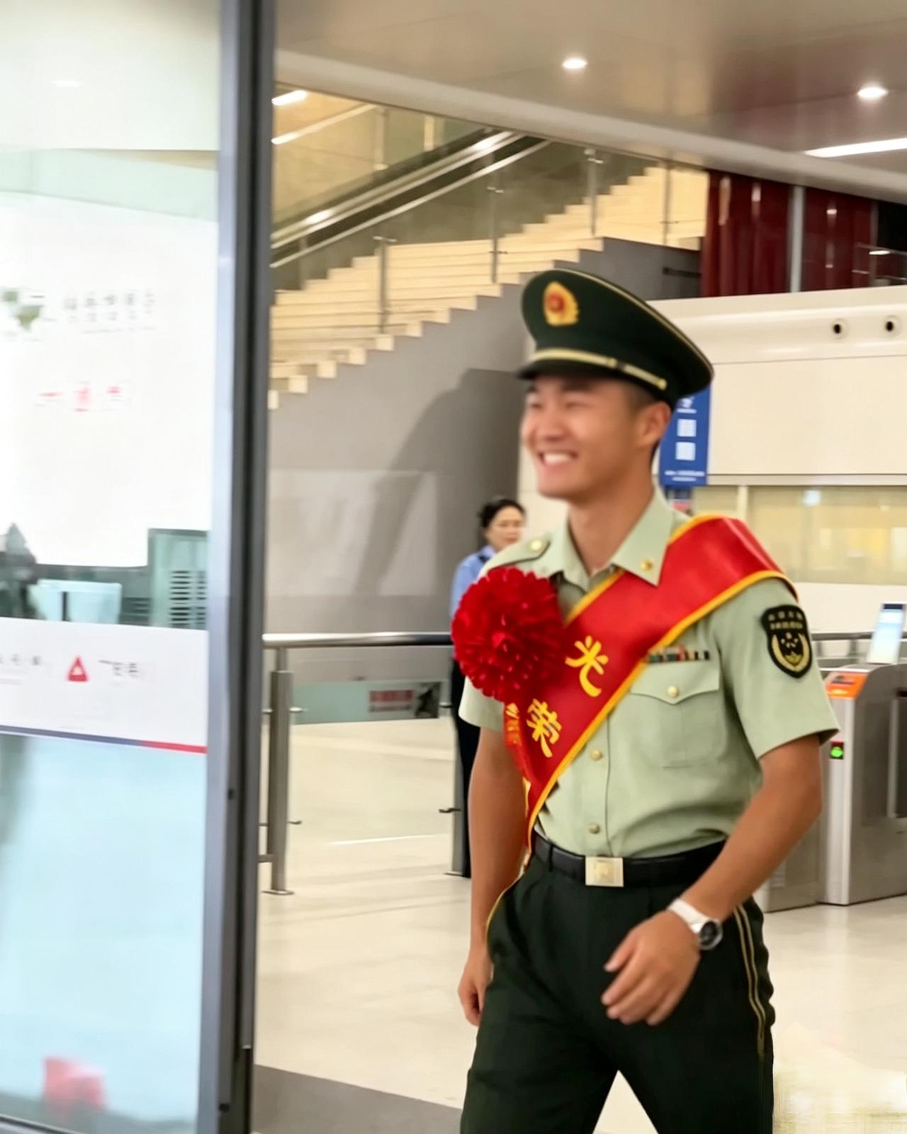 他为国守了12年，她守着小家等他，这份感情你怎么看？
 十二年青春奉献军营，熙攘