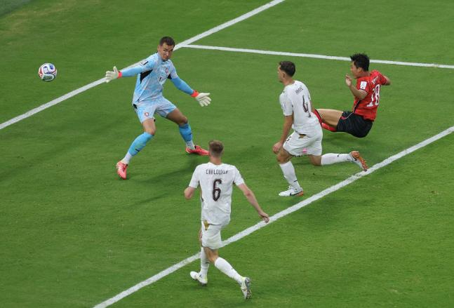 韩国2-1逆转击败捷克！取得本届世界杯开门红！
两队在上半场战成0-0平，可到了