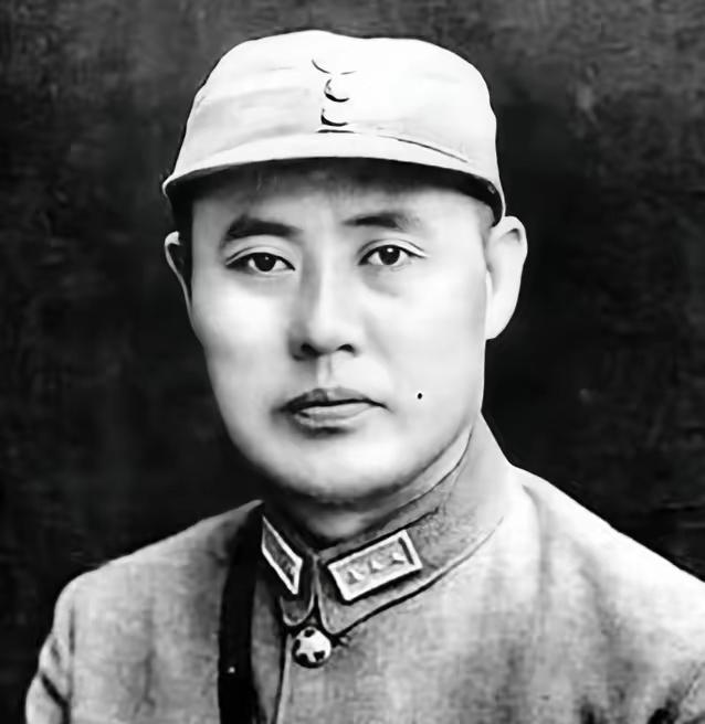 1949年，蒋介石因傅作义促成北平和平解放，密令毛人凤暗杀傅作义。毛人凤派出女特