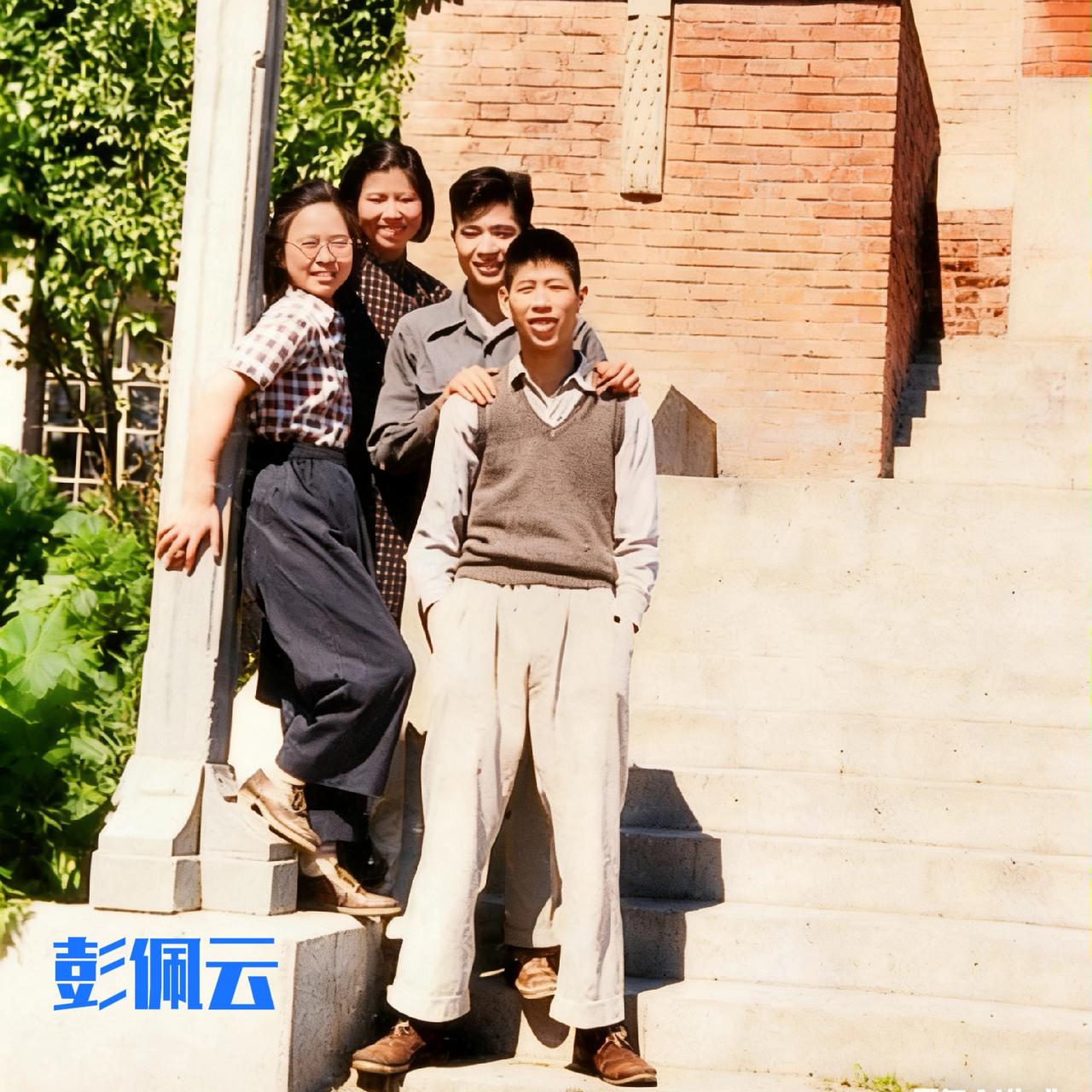 40年代，彭佩云在西南联大读书期间，一张罕见的留影，照片中的她倚靠在电线杆子上，