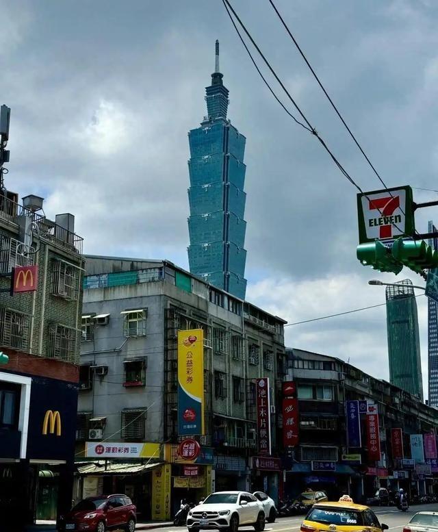 今天的台湾经济是真畸形！最新消息报道，2026年一季度，台湾GDP增长率高达13