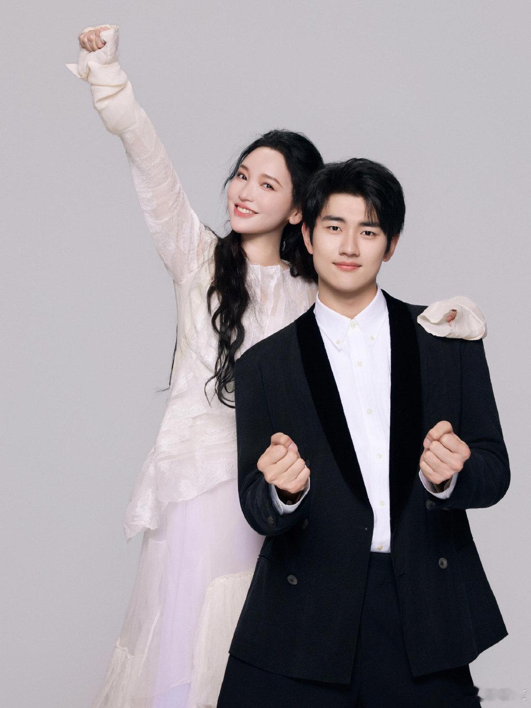孙丞潇陪金莎逛街帮老婆拎袋子 年龄相差十九岁的二人日常甜度拉满，全程孙丞潇细心照