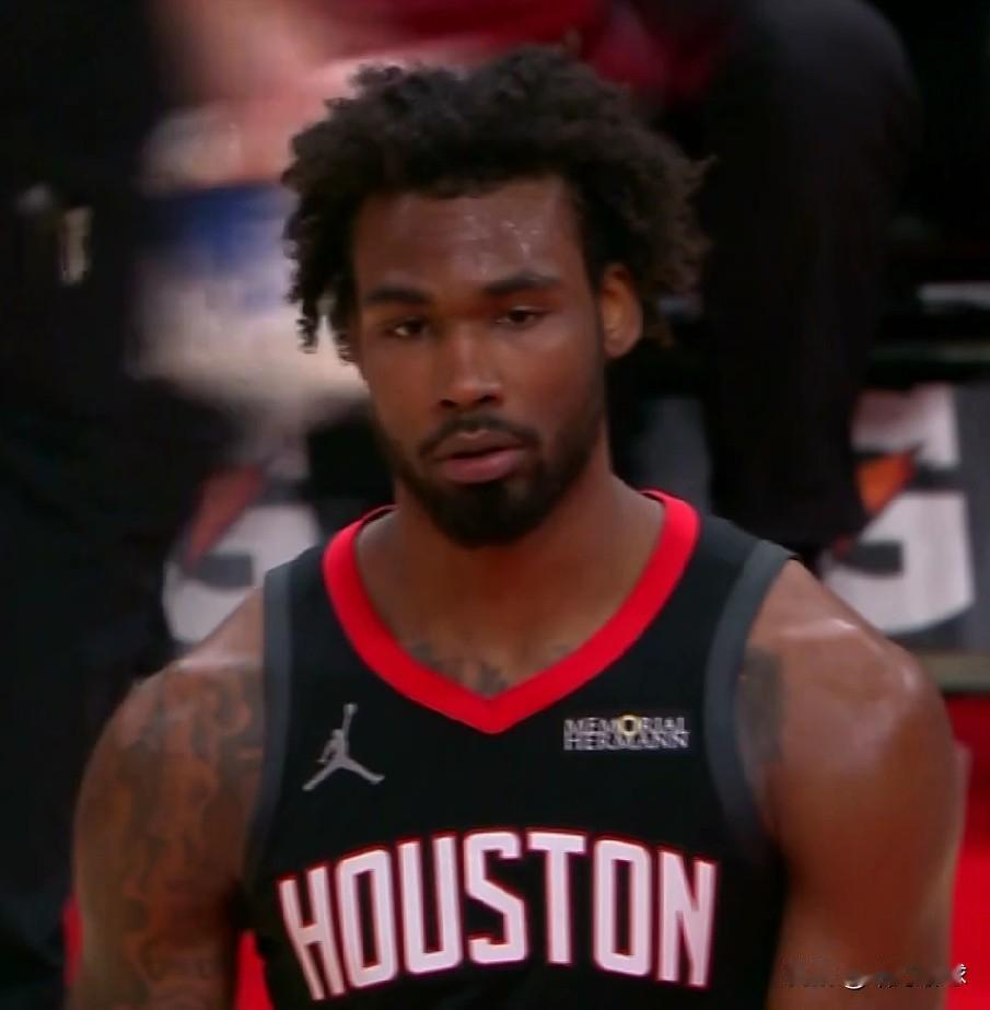 不输才怪呢！！！就伊森这状态还一直打首发？？？
主场打湖人：11中2，三分球3中