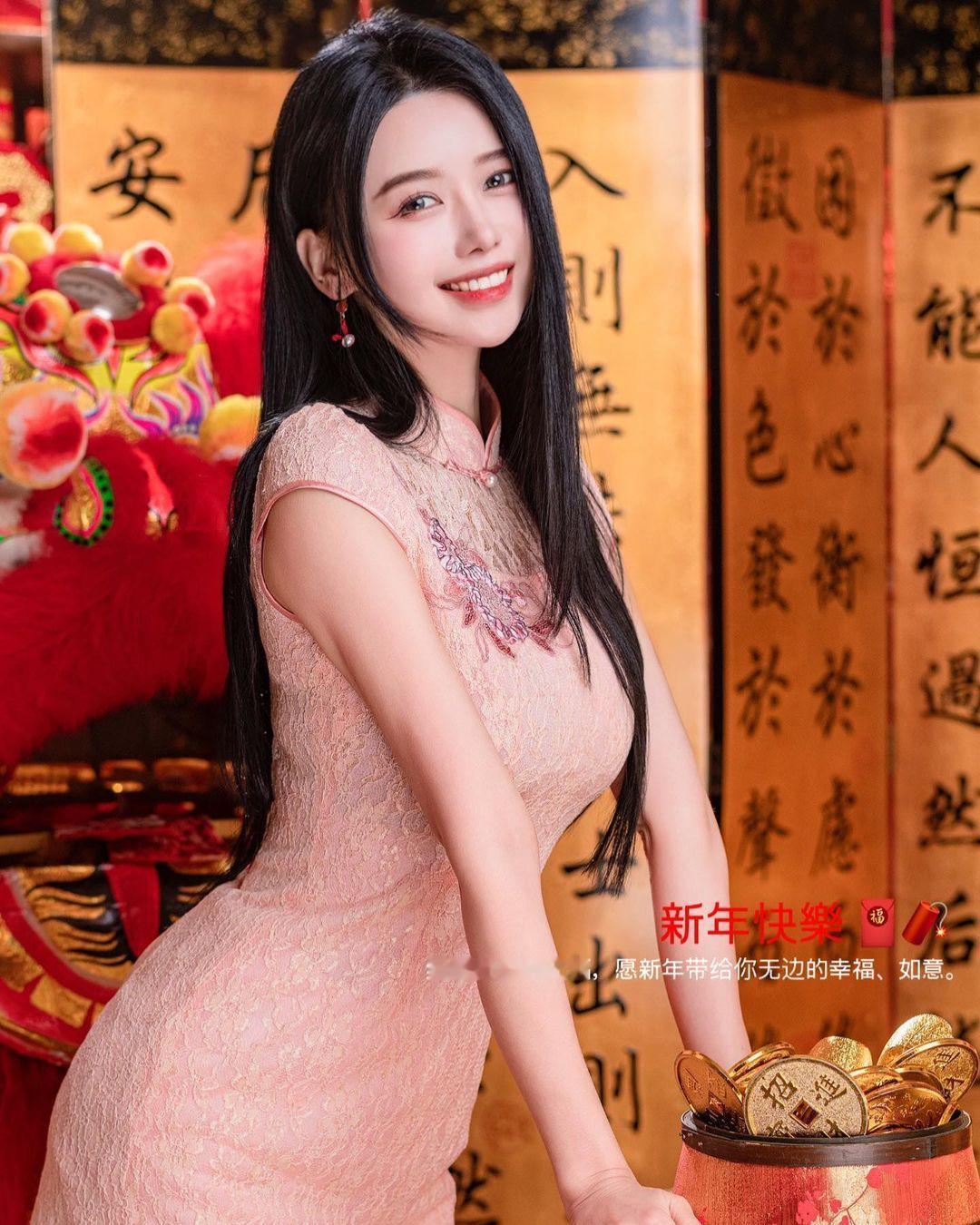 新的一年肯定要祝大家：财色兼收[色][色]#转发接龙开新年# ​​​