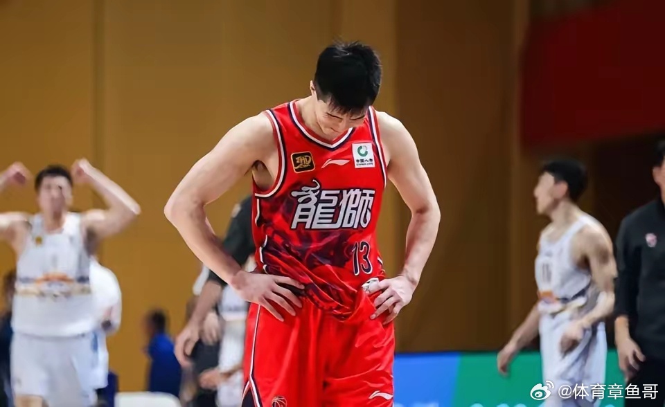 郭艾伦 从辽宁到广州，从少年锋芒到老将坚守，你用速度、突破与永不言弃的拼劲。看你