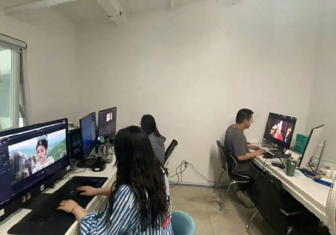 于正分享欲爆棚，竟把《临江仙》后期机房都曝光了，这是真没把观众当外人啊！[允悲]