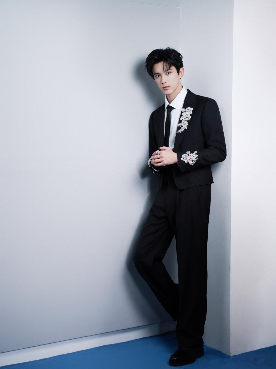 吴磊 网络视听盛典出图！磊子这一身西装帅得太权威了