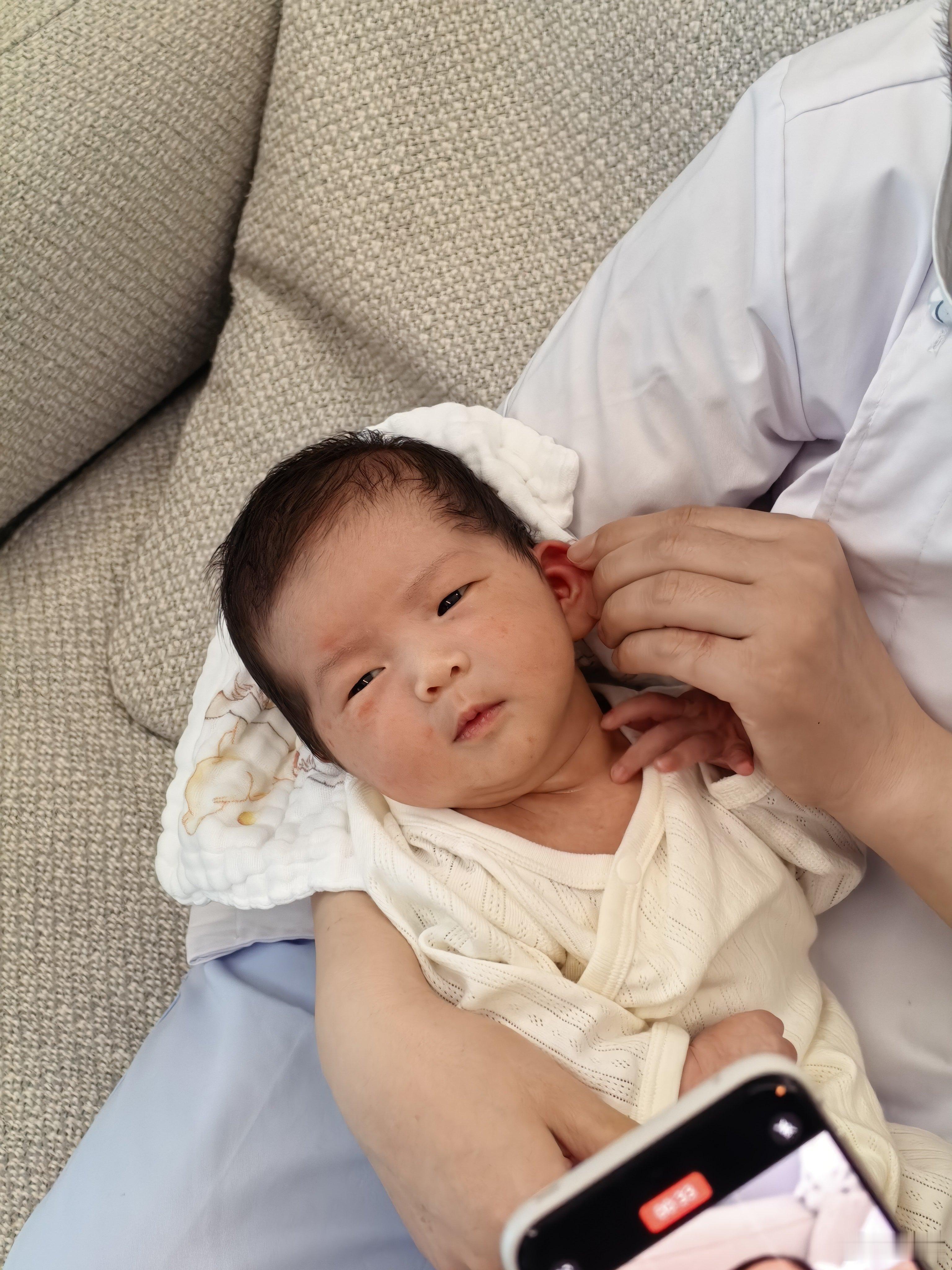 图一是爱妻小时候，我感觉宝宝跟她一模一样。不过女大十八变，不知道几个月后又长什么