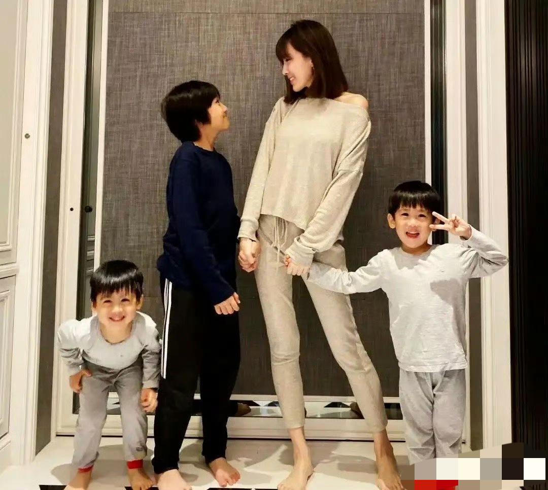 难怪林志颖会娶陈若仪，看她的大长腿就知道，高挑修长的身材自然会是一个好基因，所以