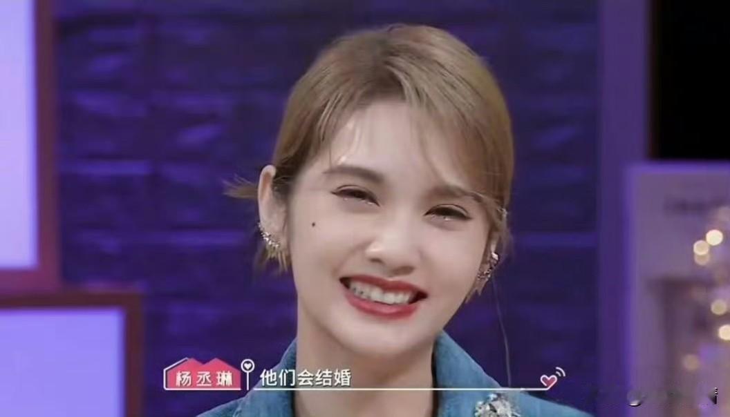 恋综CP侯卓成与杨汝晴于昨日完成求婚，求婚的场景则与三年前在《心动的信号6》初次