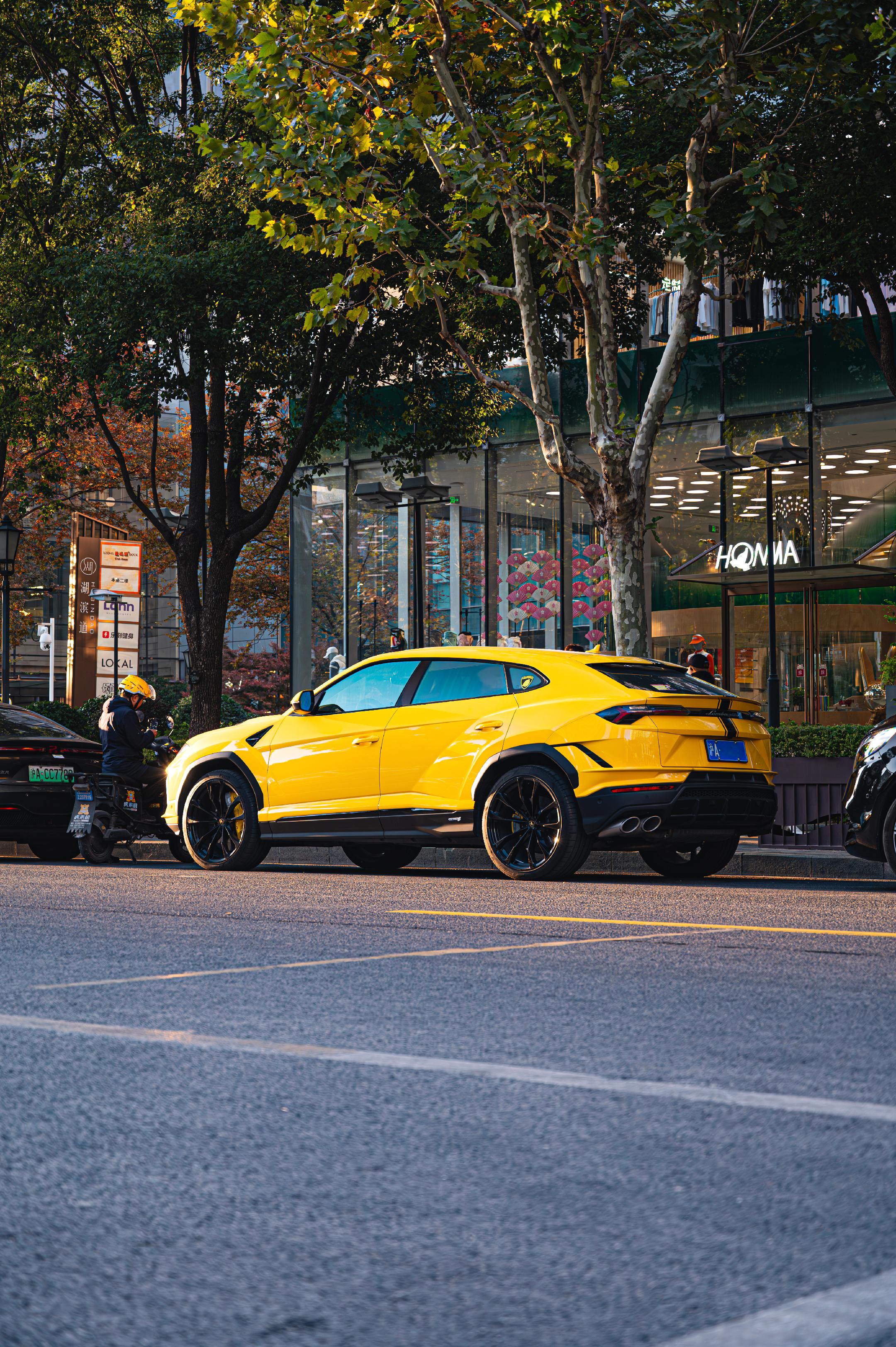 随手一拍上海新天地的兰博基尼Urus.周末的新天地总能遇到一些车，下午...