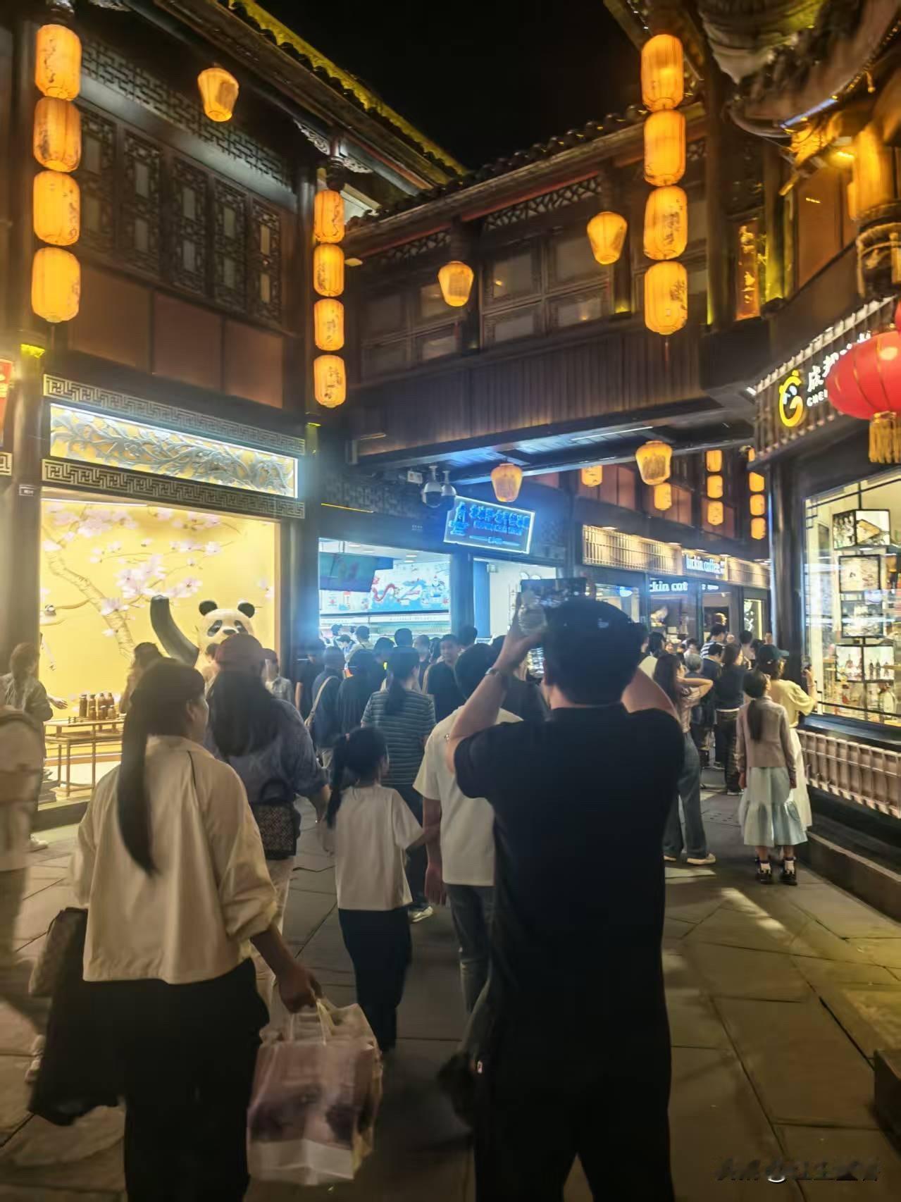 休息了一个星期，终于走出了那场五一看熊猫之旅，没有动画片里的那么好看，因为参观者