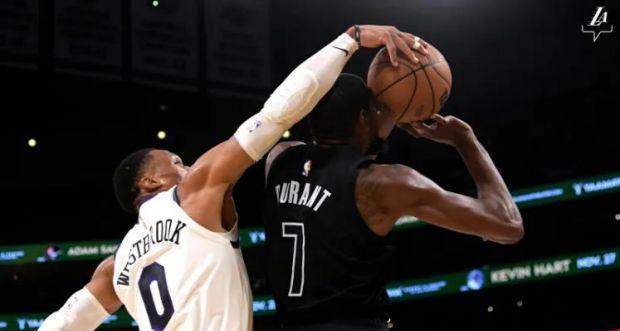 他盖掉杜兰特绝杀球时，指尖离篮筐只有三厘米。
这个生涯场均0.3次盖帽的后卫，对