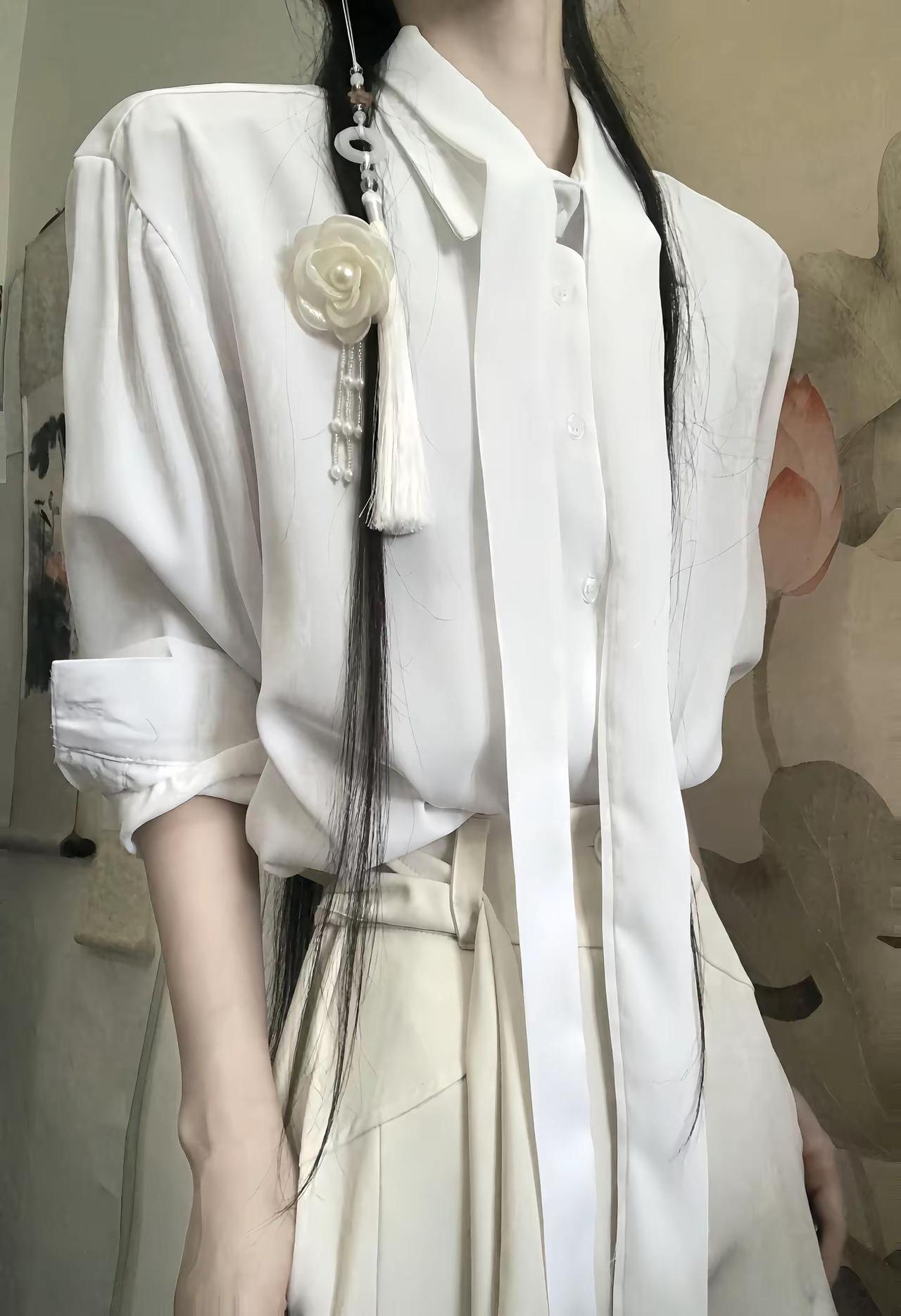 一身白，又何尝不是雪呢？这一套又让你想起了谁？试衣