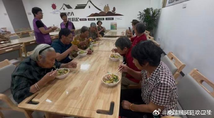 玉环花田嫂无人机送热饭巧用无人机配送餐食，田间劳作的乡亲足不出地头就能吃上热乎饭