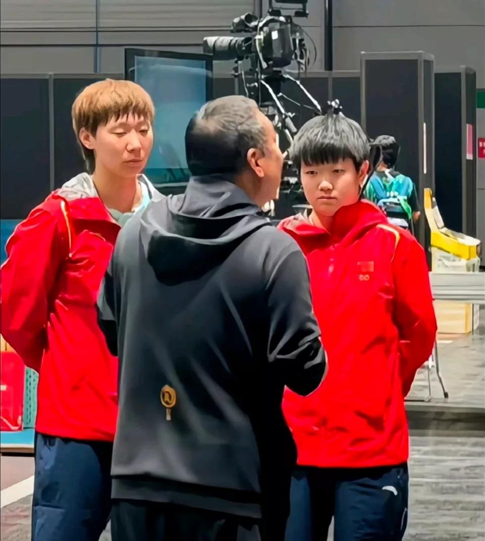 梁子给莎莎和鳗鱼开会呢。

你看梁子在那滔滔不绝地讲啊讲，嘴皮子都快磨破了。
