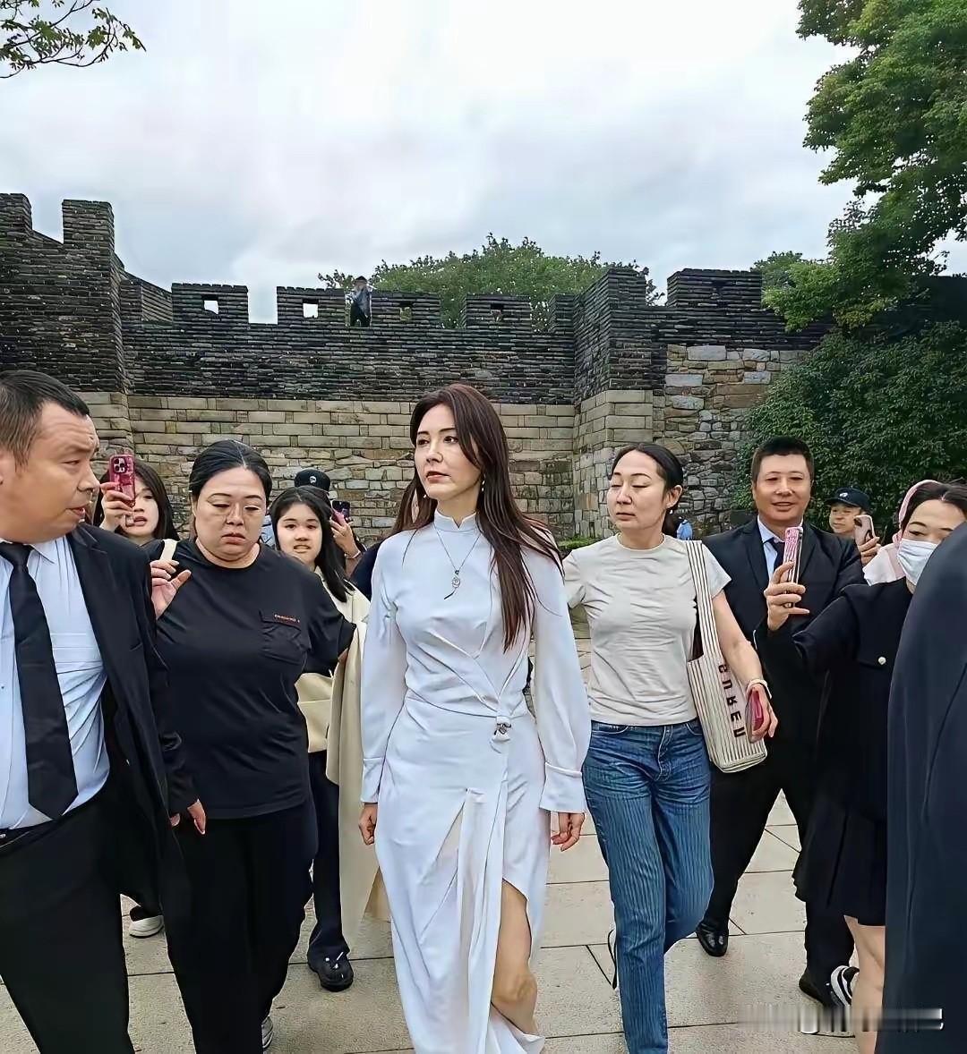 她是谁呀