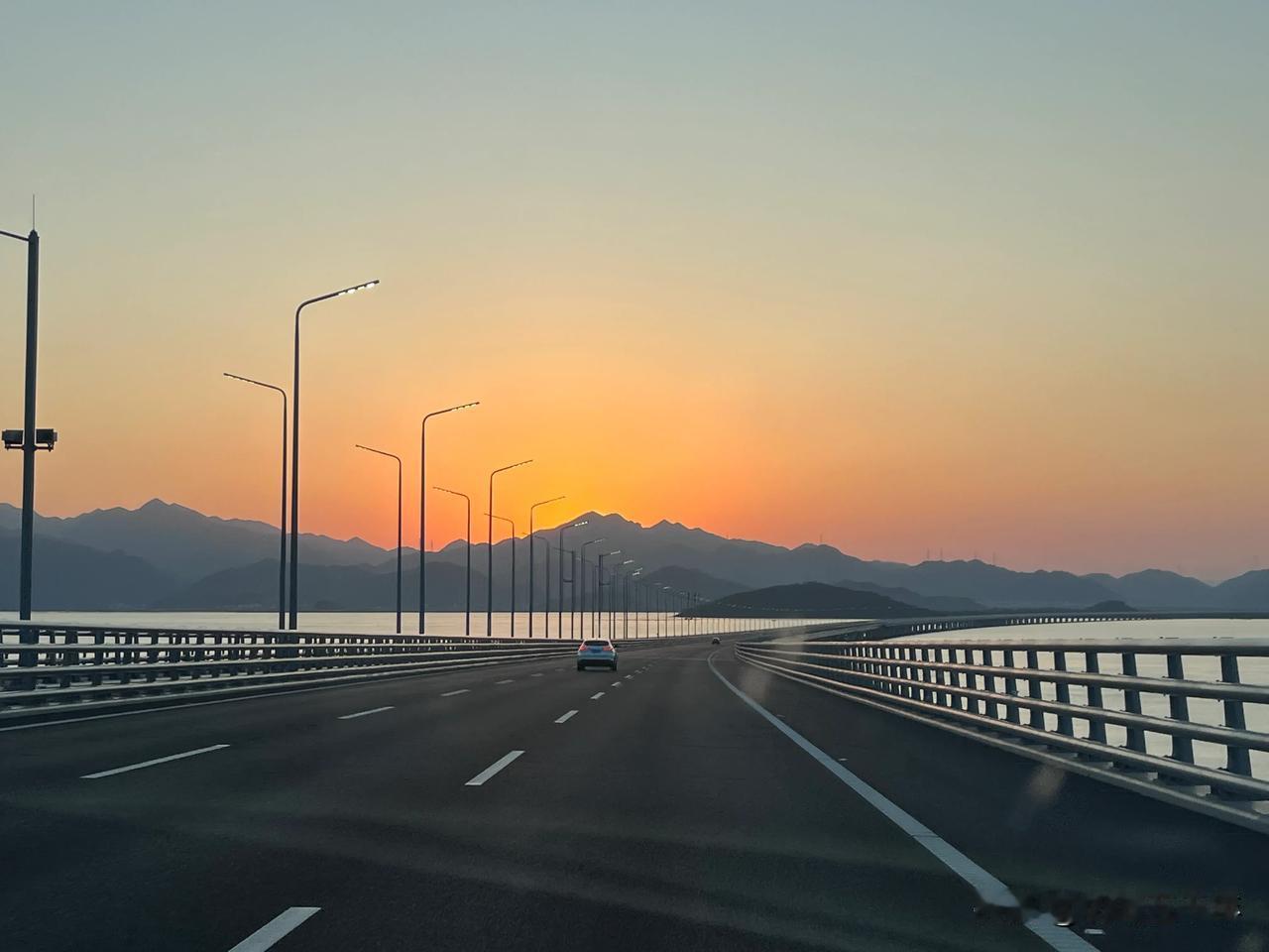 黄茅海大桥上的落日。春节前后数天，广东的天气状况非常好，除夕当天傍晚从大桥上经过