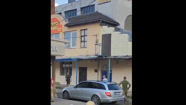 在乌克兰，有一个家伙竟然敢向给自己，下达上前线传票的人以迎头痛击，他投掷了几个石
