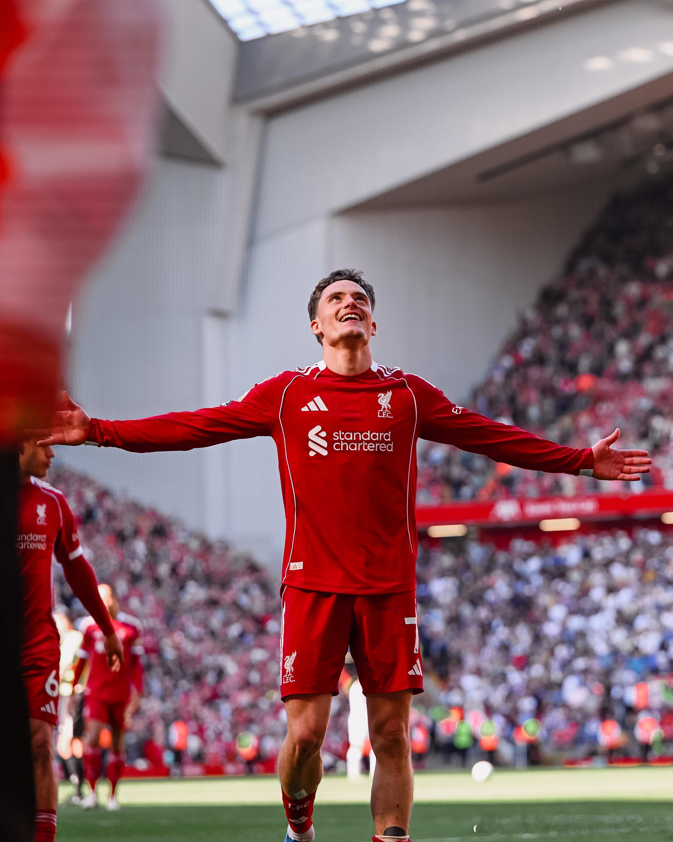 很有feel的一张照片啊接过安菲尔德的王冠吧利物浦 利物浦买人了吗