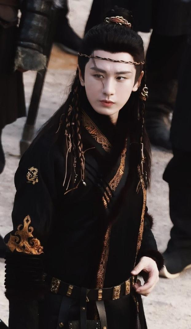 成毅除了《赴山海》，还有一部大男主剧《英雄志》
这部剧杀青更早，但是还没动静，都