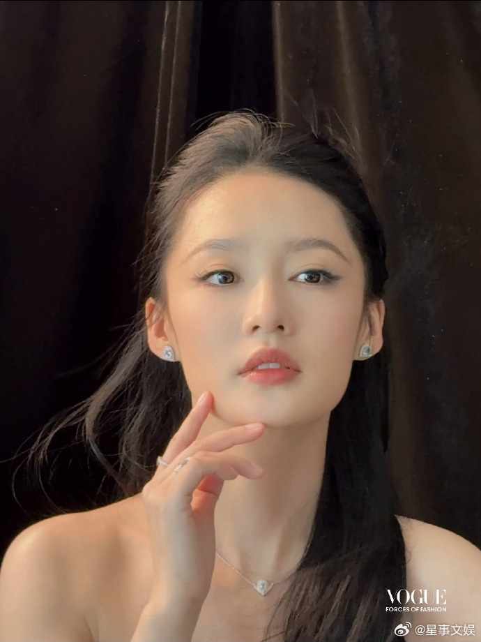 #李沁白色抹胸蝴蝶结花朵裙##李沁冰雪女神#李沁的白色抹胸蝴蝶结花朵裙，为她增添