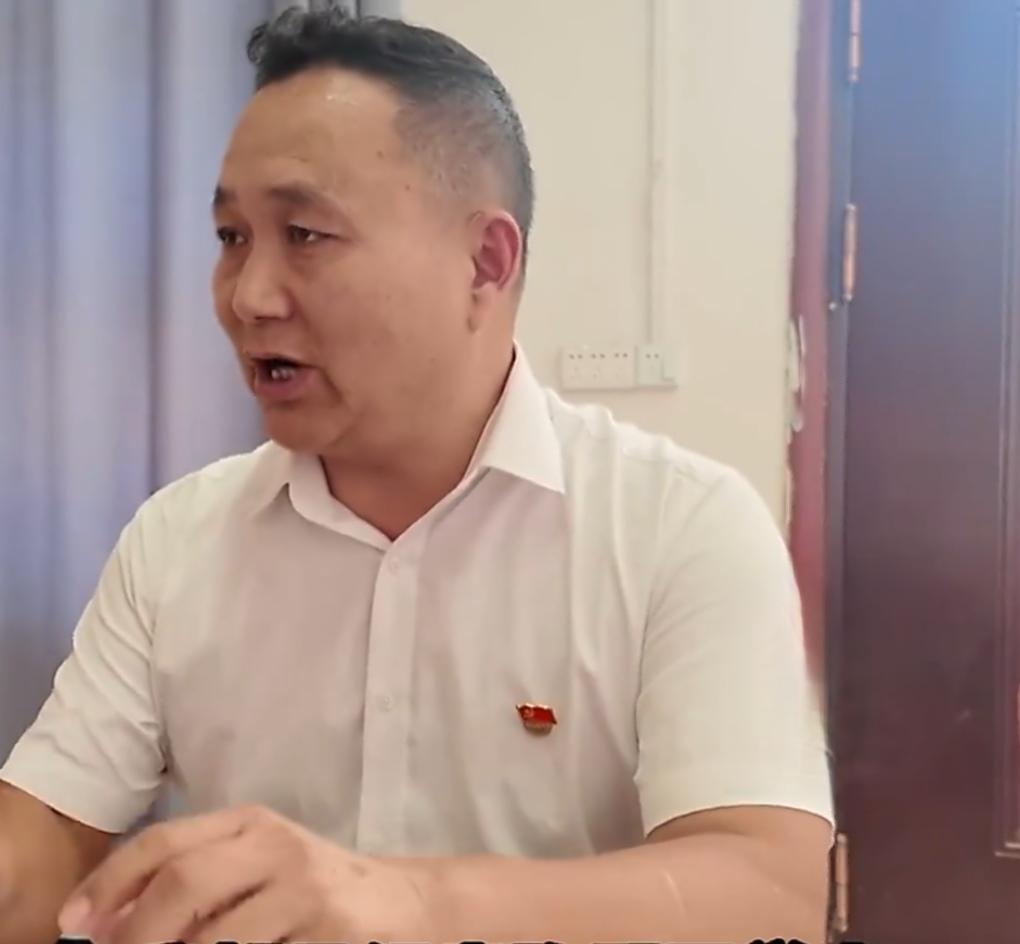 河南村干部拿三分之二工资，请全村留守老人吃烩面，背后故事让人泪目
 
什么样的村