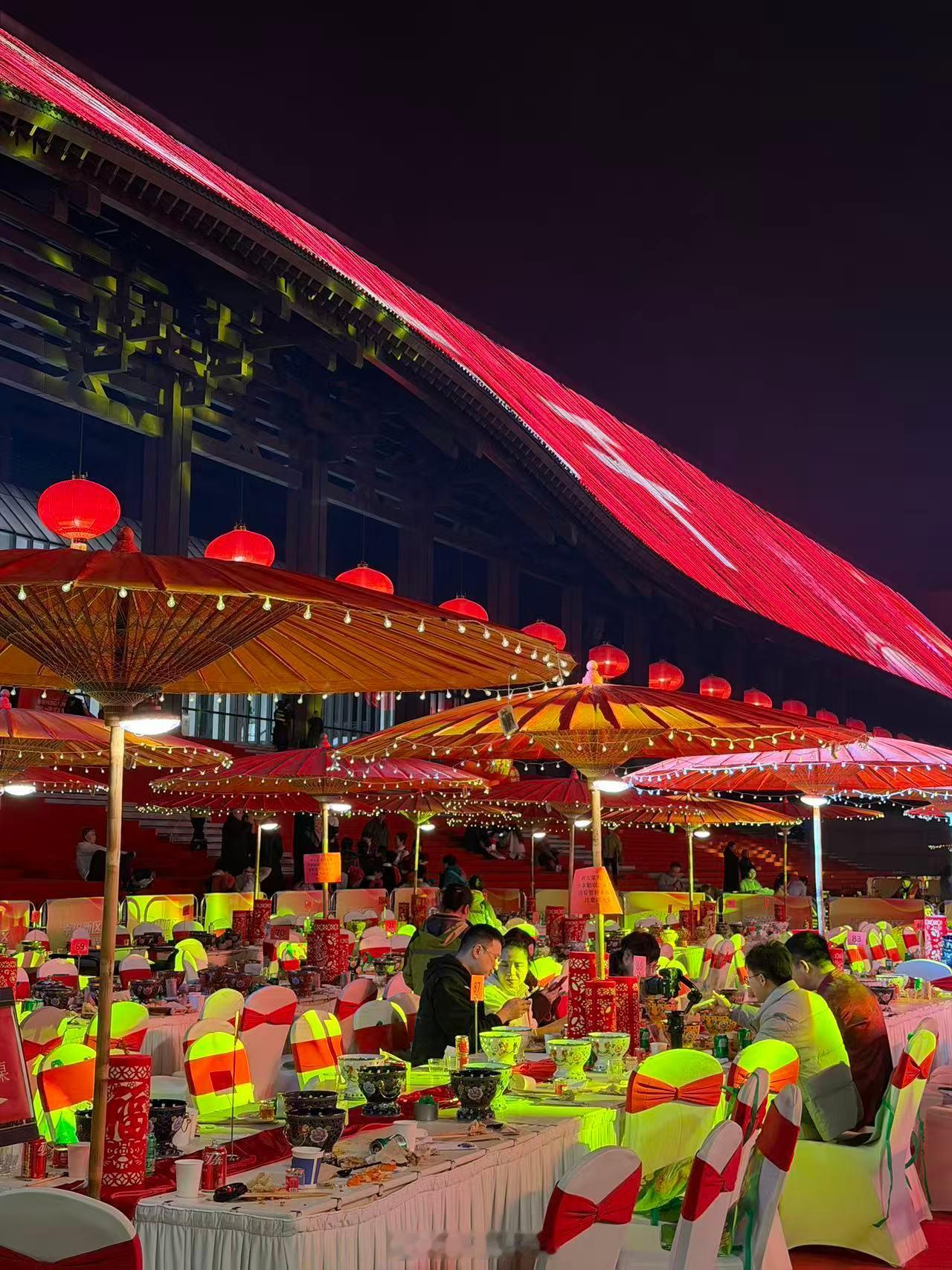 今晚到天府新区，参加了“幸福新区·马跃新程”的春节活动。现场摆了小火锅，和几位企